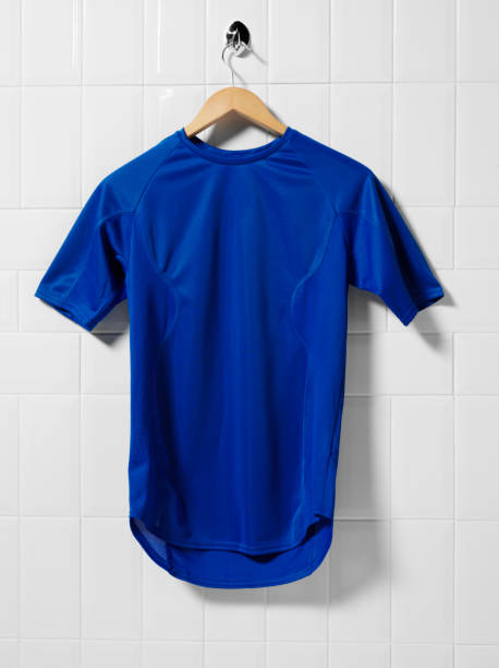 camisa azul de fútbol - soccer uniform hanger t shirt hanging fotografías e imágenes de stock