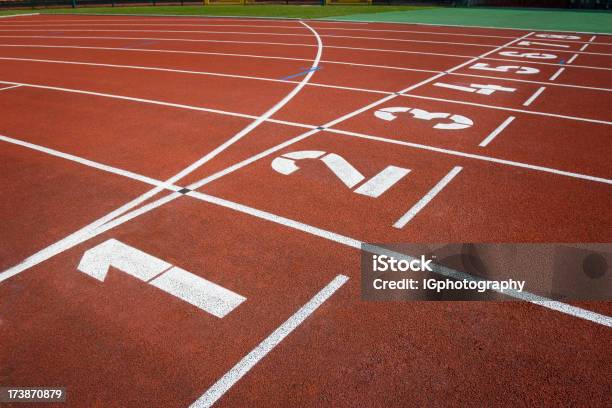 Startlinie In Spur Laufen Fahrbahnen In Sports Arena Stockfoto und mehr Bilder von Olympiastadion