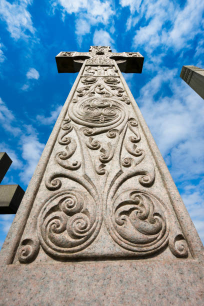 кельтский крест - celtic cross cross shape blue vertical стоковые фото и изображения