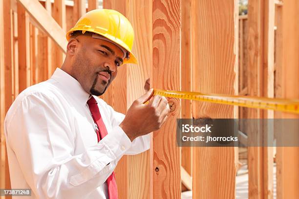 Sitio De La Construcción De Inspección Foto de stock y más banco de imágenes de 30-34 años - 30-34 años, Accesorio de cabeza, Adulto