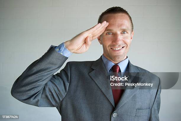 Lächelnd Geschäftsmann Salutieren Kamera Militarystil Stockfoto und mehr Bilder von Geschäftsmann