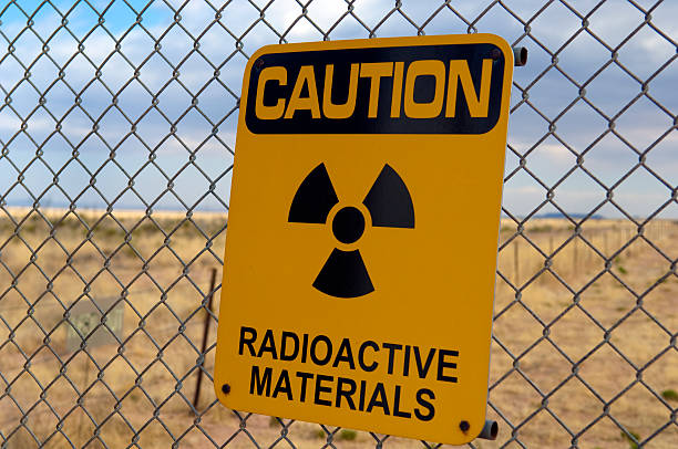 avviso di materiali radioattivi. - test nucleare foto e immagini stock