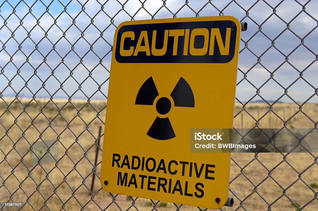 Aviso de materiais radioactivos. - Foto de stock de Teste de armas nucleares royalty-free