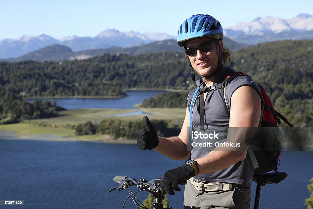 Thumbs Up mężczyzna Kolarstwo górskie Jezioro w tle z góry i - Zbiór zdjęć royalty-free (25-29 lat)