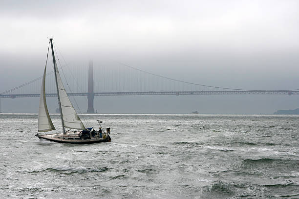 segeln in der bucht von san francisco - golden gate bridge bridge weather california stock-fotos und bilder