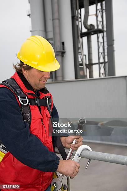 Handwerker Und Mechaniker Bei Der Arbeit Mit Seinem Tools Stockfoto und mehr Bilder von Arbeiten