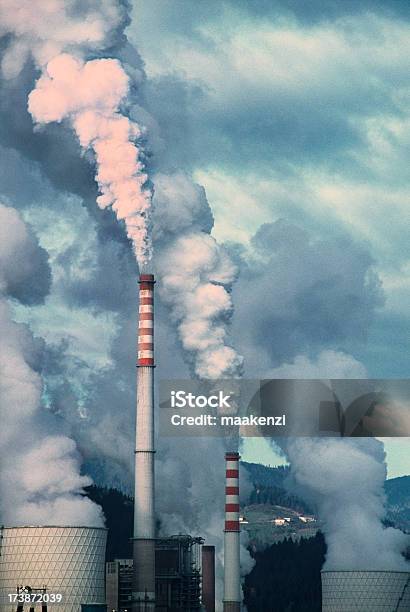 Poluição Atmosférica - Fotografias de stock e mais imagens de Acidentes e Desastres - Acidentes e Desastres, Ao Ar Livre, Beleza