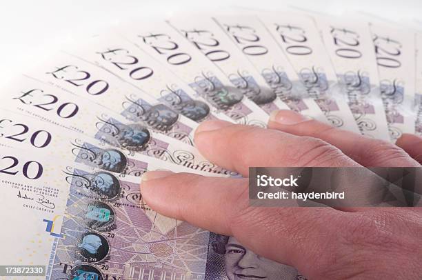 Foto de Dando Ou Tirar Dinheiro e mais fotos de stock de Moeda Britânica - Moeda Europeia - Moeda Britânica - Moeda Europeia, Nota, Reembolso