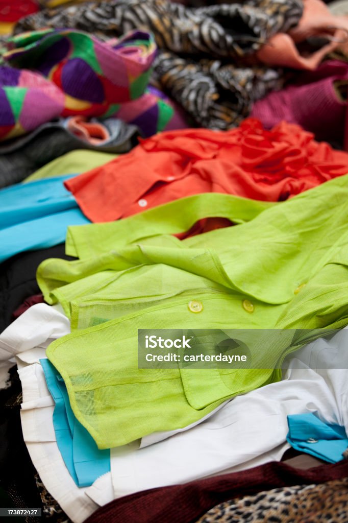 Abbigliamento outdoor a un mercato delle pulci street stall - Foto stock royalty-free di Abbigliamento