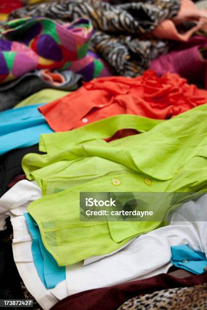 Abbigliamento Outdoor A Un Mercato Delle Pulci Street Stall - Fotografie stock e altre immagini di Abbigliamento