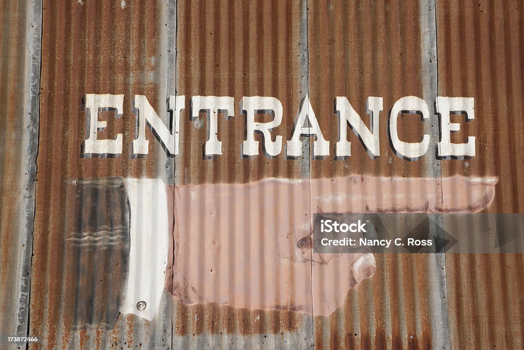 Eingangshinweis am verlassenen Gebäude zeigt Hand, rostige Grunge - Lizenzfrei Alt Stock-Foto
