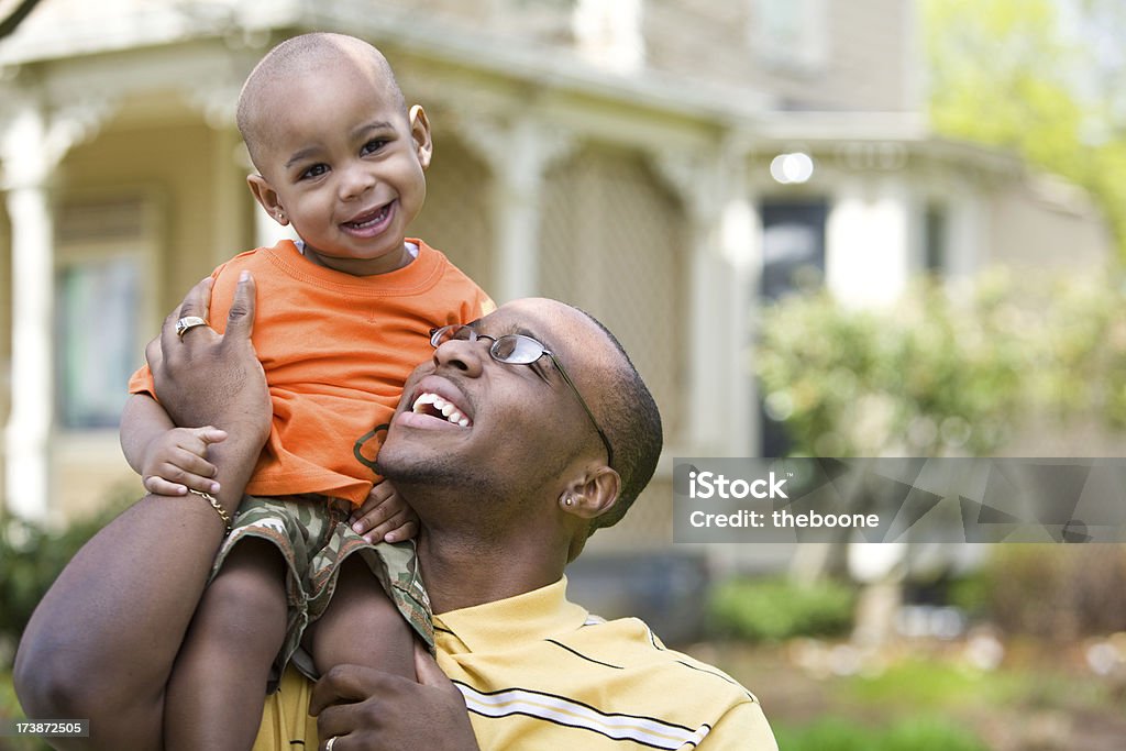 Padre afroamericano tenendo Suo figlio sulle spalle - Foto stock royalty-free di Famiglia
