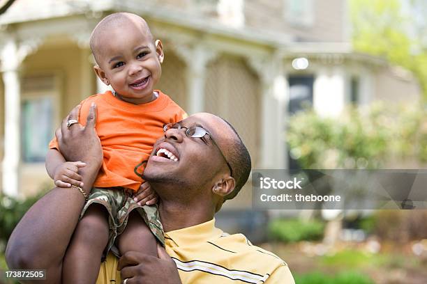 African American Ojciec Trzyma Jego Syna Na Ramionach - zdjęcia stockowe i więcej obrazów Rodzina
