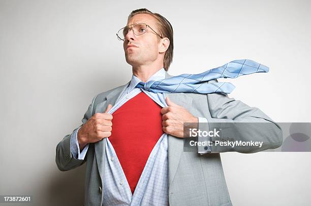Photo libre de droit de Clark Kent Réveille Employé De Bureau Homme Daffaires De Superhéros Les Modifications banque d'images et plus d'images libres de droit de Super-héros