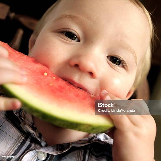 Baby Essen Wassermelone Stockfoto und mehr Bilder von Baby - Baby, Beißen, Blick in die Kamera