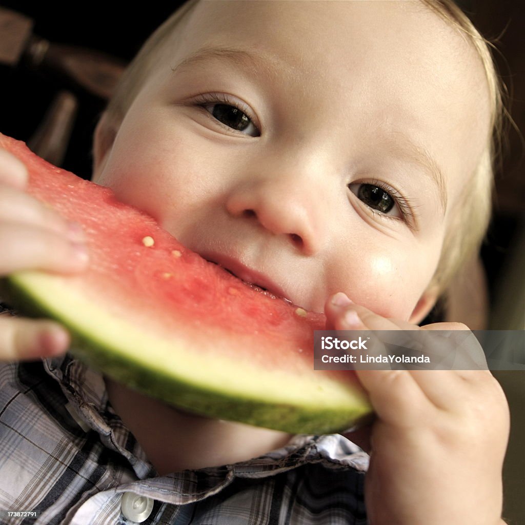 Dziecko jedzenie arbuza - Zbiór zdjęć royalty-free (Arbuz)