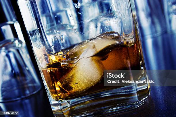 Photo libre de droit de Verre De Whiskey Sur Un Bar banque d'images et plus d'images libres de droit de Alcool - Alcool, Aliments et boissons, Bleu
