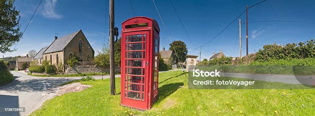 Inglés village teléfono rojo de la caja tipo panorama - Foto de stock de Agricultura libre de derechos