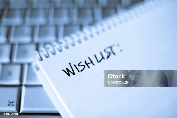 Cuaderno Con Espiral En La Computadora Portátil Con Wishlist Blanco Foto de stock y más banco de imágenes de Lista de deseos