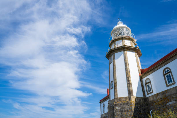 leuchtturm auf der insel ons in pontevedra, galicien - lighthouse reef stock-fotos und bilder