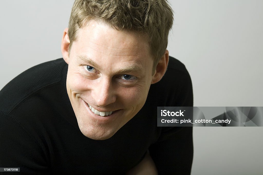 Человек, улыбается в камеру - Стоковые фото Верхний ракурс роялти-фри