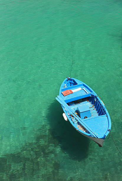 barco desde arriba en tricase porto, puglia italia - tricase porto fotografías e imágenes de stock