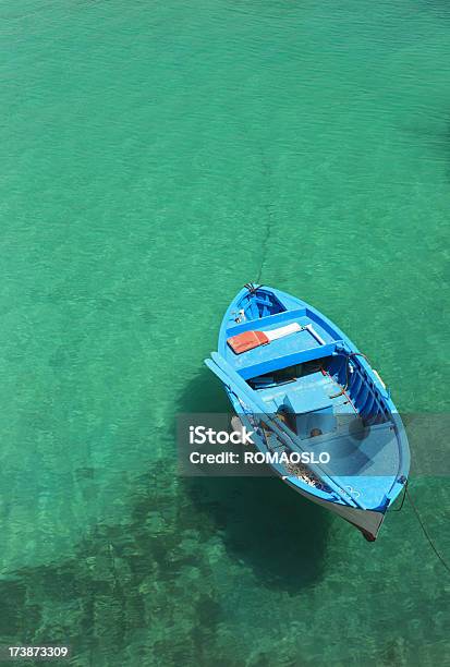Голубой Лодке От Выше В Tricase Порту Апулия Италия — стоковые фотографии и другие картинки Апулия
