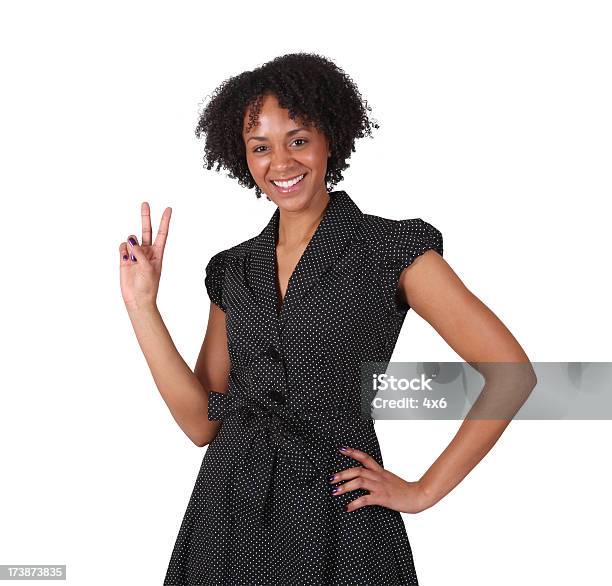 Engraçado Menina Afroamericana Dando Sinal De Paz - Fotografias de stock e mais imagens de 20-24 Anos - 20-24 Anos, 20-29 Anos, Adulto