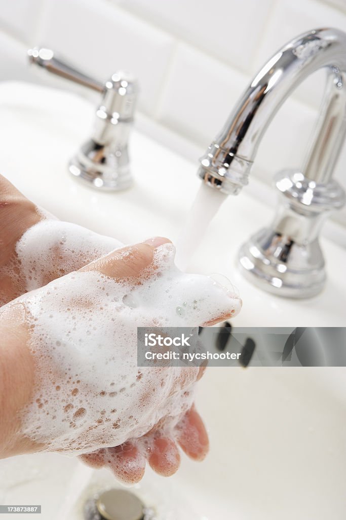 Se laver les mains avec du savon - Photo de Laver libre de droits