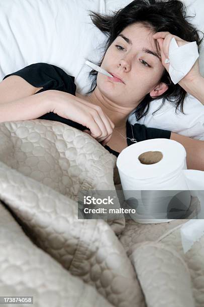 Kranke Mädchen Im Bett Stockfoto und mehr Bilder von Allergie - Allergie, Antiallergikum, Arzt