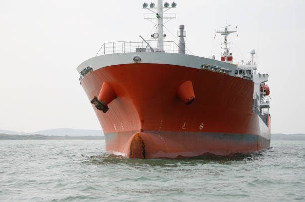 super cisterna en el mar - supertanker fotografías e imágenes de stock