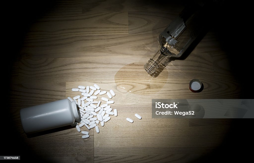Tabletten und alkoholische Getränke - Lizenzfrei Alkoholisches Getränk Stock-Foto
