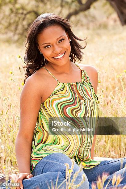 Женщина В Луг — стоковые фотографии и другие картинки 20-29 лет - 20-29 лет, Африканская этническая группа, Афроамериканская этническая группа