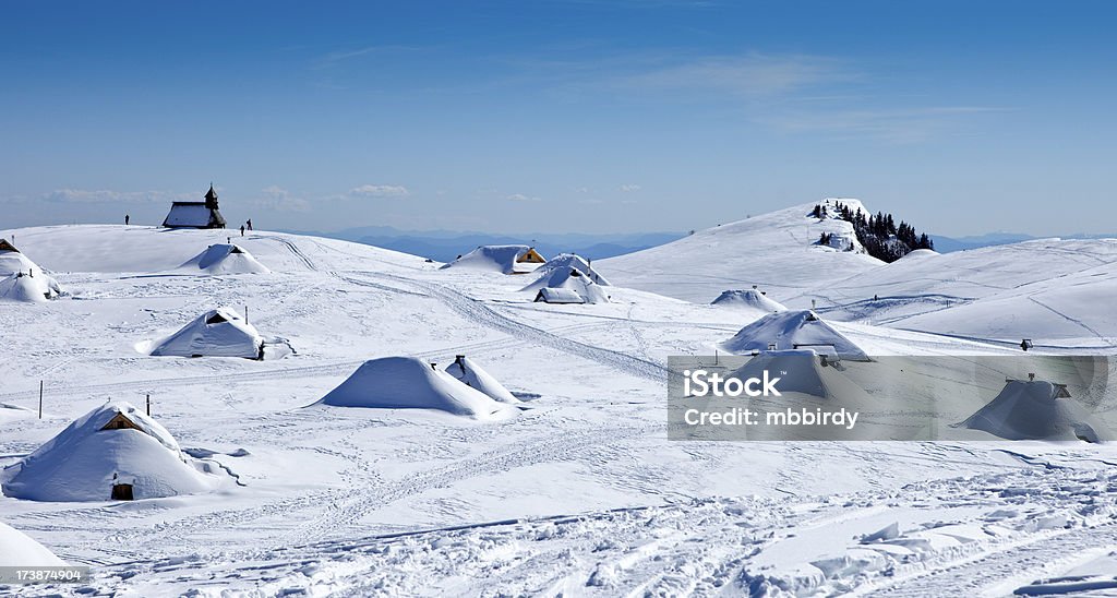 Idílica de invierno - Foto de stock de Cadena de montañas libre de derechos