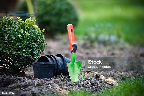 Jardín Pala Foto de stock y más banco de imágenes de Césped - Césped, Jardín privado, Primavera - Estación