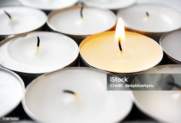 Teelichte Litestshirt Stockfoto und mehr Bilder von Kerze - Kerze, Weiß, Hoffnung