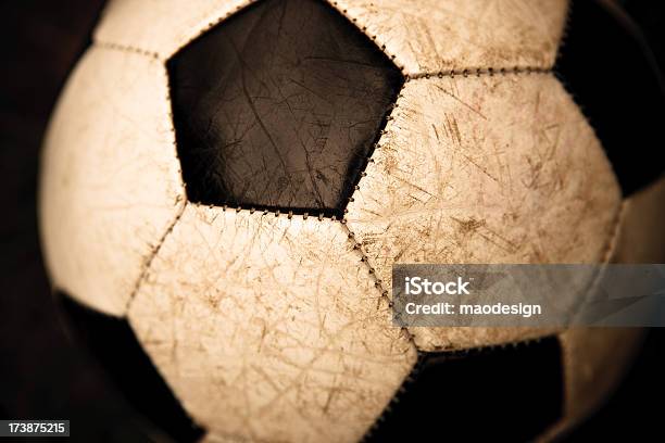 Pelota De Fútbol Foto de stock y más banco de imágenes de Artículos deportivos - Artículos deportivos, Costura visible, Cuero