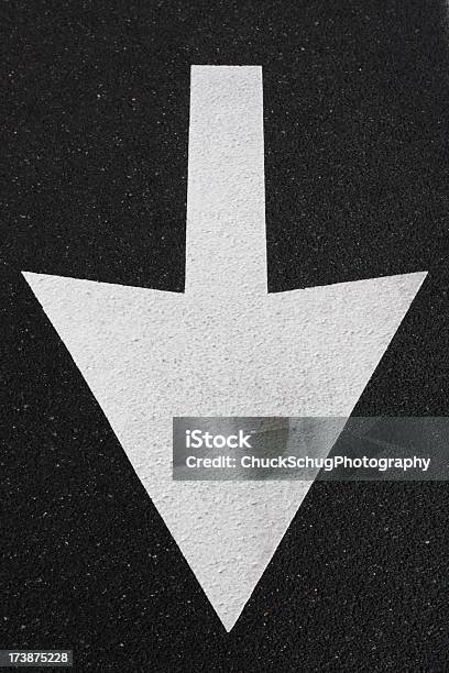 화살표 방향으로 기호까지 아스팔트 도로 0명에 대한 스톡 사진 및 기타 이미지 - 0명, 각도, 개념 기호