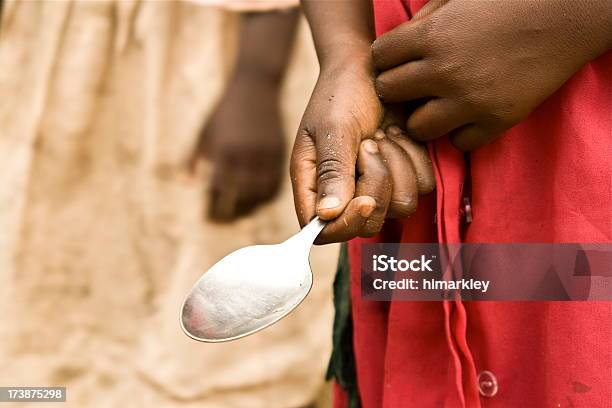 Foto de Criança Segurando A Mão De Colher e mais fotos de stock de Com Fome - Com Fome, África, Pobreza - Questão social