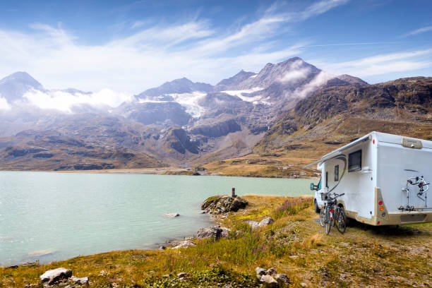 vacances en suisse - camping-car au bord du lac bianco dans la chaîne de la bernina dans les alpes - piz palü photos et images de collection