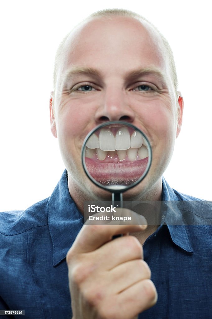 Homem segurando a lupa sobre os dentes e boca - Royalty-free Adulto Foto de stock