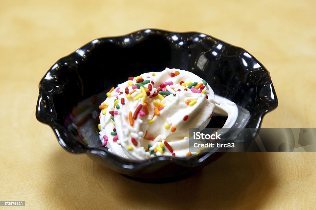Helado de vainilla con color virutas de colores - Foto de stock de Helado - Comida dulce congelada libre de derechos