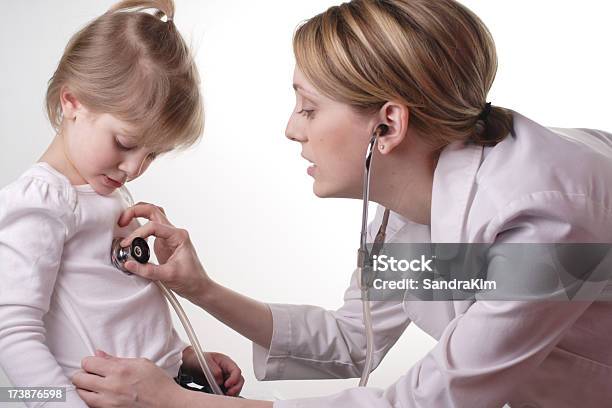 Health Care Professional Blick Auf Kleine Mädchen Stockfoto und mehr Bilder von Arzt - Arzt, Berufliche Beschäftigung, Bildkomposition und Technik