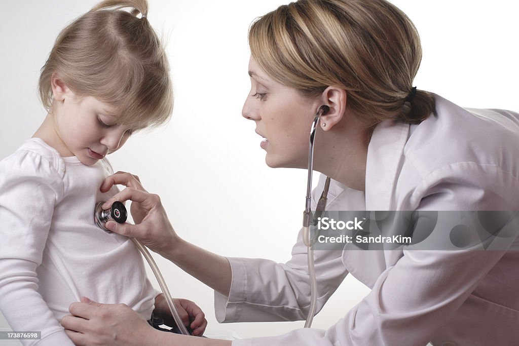 Profesional de atención médica examina una niña. - Foto de stock de Adulto libre de derechos