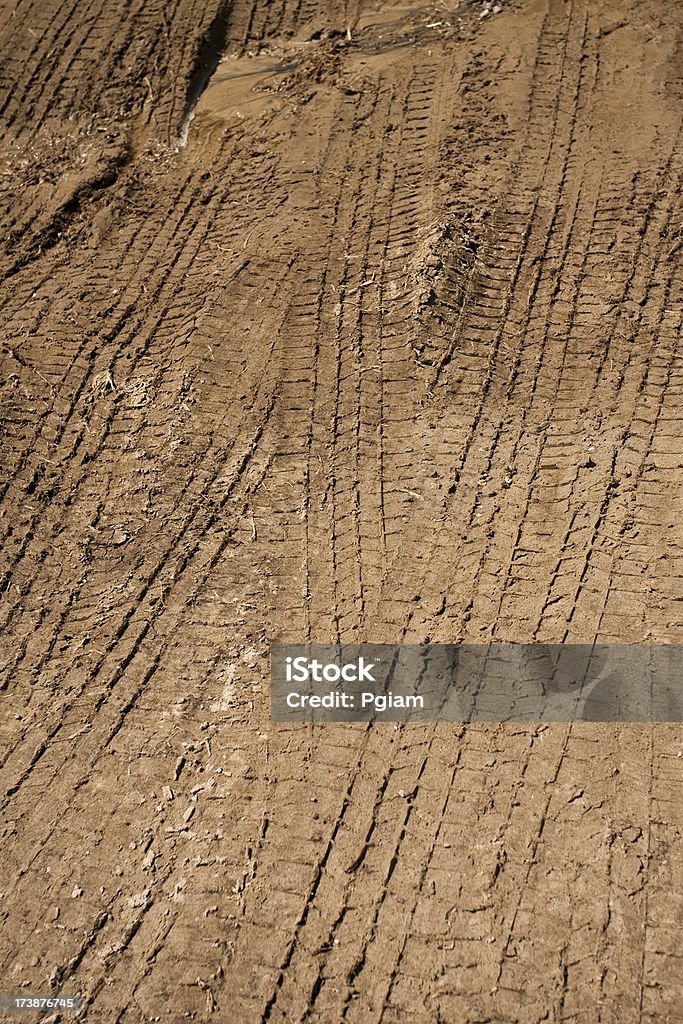 Автомобильные шины отслеживает в грязи - Стоковые фото Без людей роялти-фри