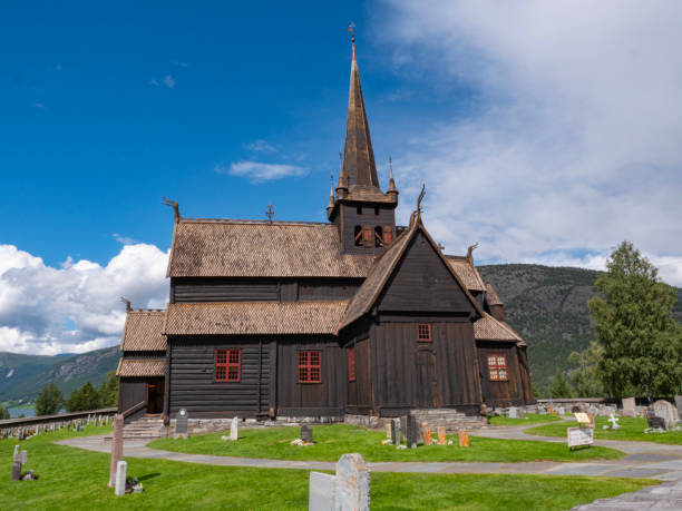 iglesia de madera de lom en fossbergom, municipio de lom, noruega. - lom church stavkirke norway fotografías e imágenes de stock
