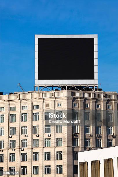 Городской Рекламный Щит Над Голубое Небо — стоковые фотографии и другие картинки Абстрактный - Абстрактный, Архитектурный элемент, Афиша