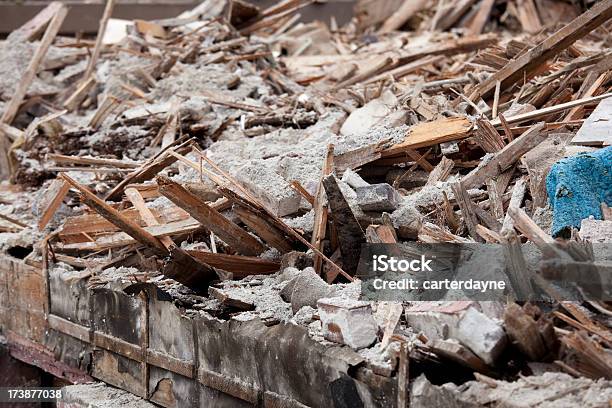 Photo libre de droit de Tremblement De Terre Ou Une Catastrophe Naturelle De Destruction Et De Bilan Vieux Bâtiment En Briques banque d'images et plus d'images libres de droit de A l'abandon