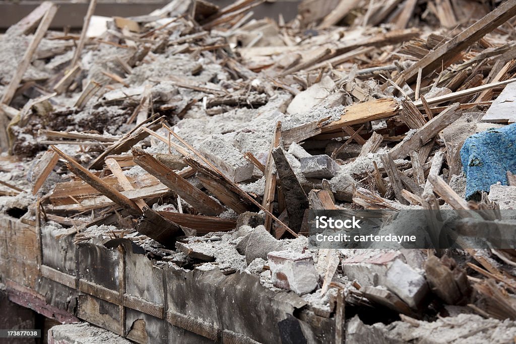 Terremoto o di una calamità naturale distruzione e conseguenze; vecchio edificio in mattoni - Foto stock royalty-free di Abbandonato