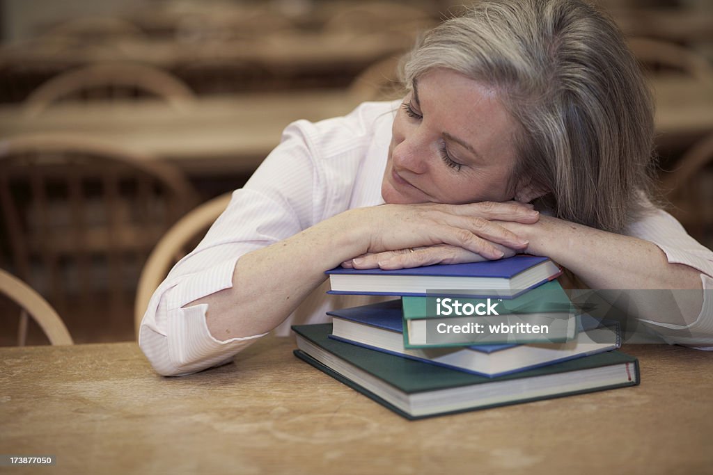 Mujer en la biblioteca serie (XXL - Foto de stock de 40-44 años libre de derechos